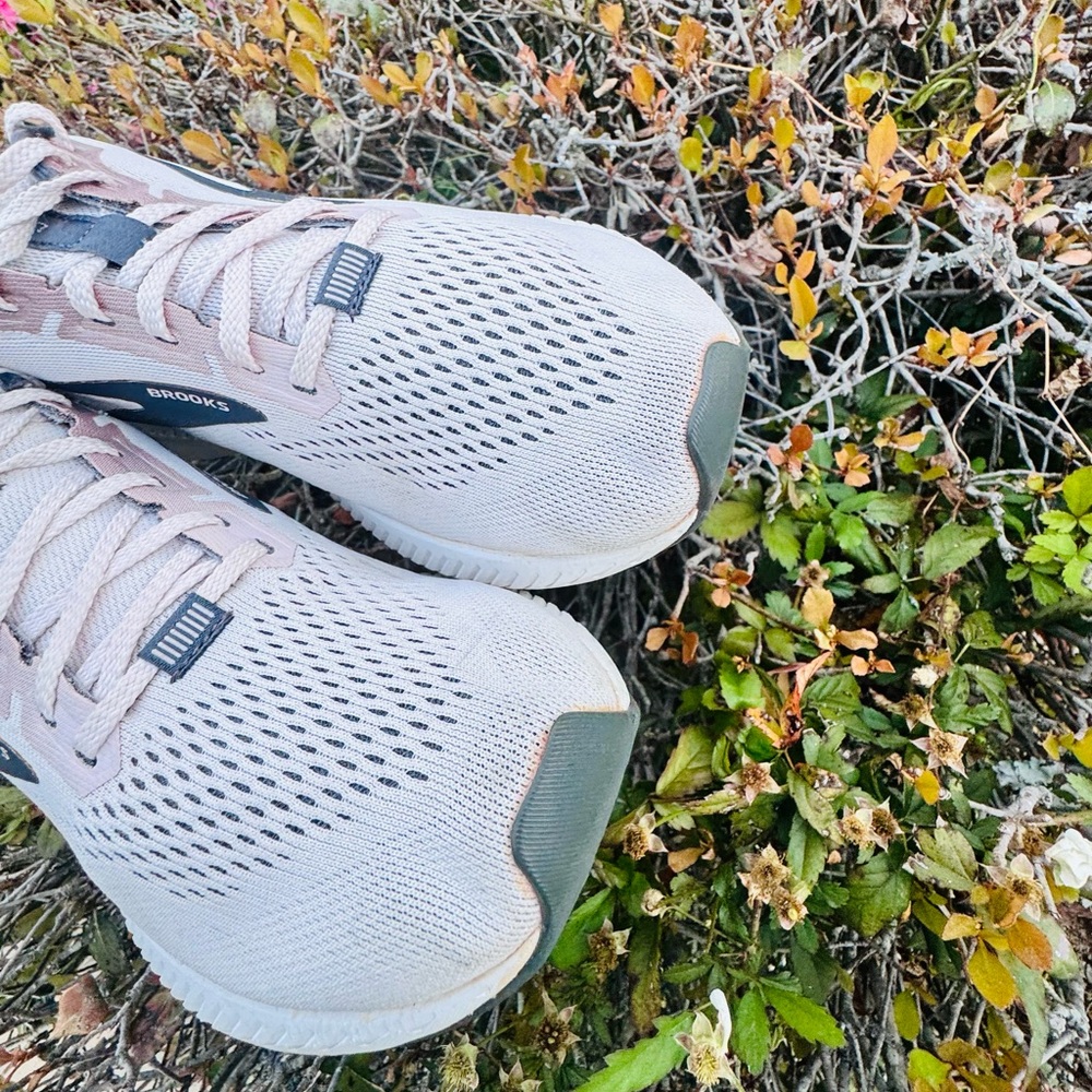 Brooks Launch Women’s Athletic Shoes - Picture 3 of 7